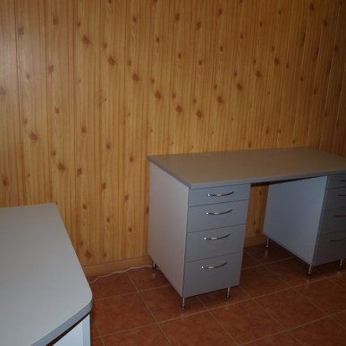 Medicinos įstaigos stalas ant kojelių su dviem stalčių spintelėmis